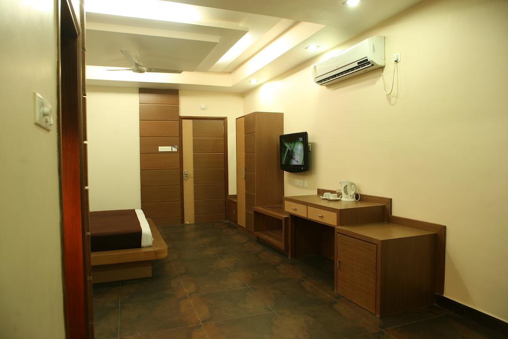Hotel Trimoorti Calcutta Rum bild